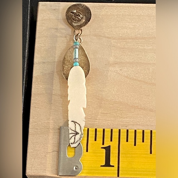 RARE Vtg Sterling and Turquoise w/Hand Carved Feather Earrings - Picture 6 of 7